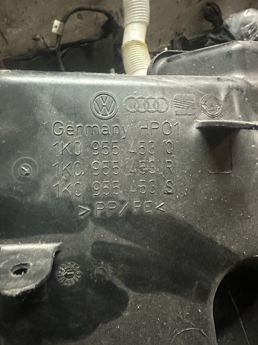 казанче за течност чистачки Vw Golf VI GTI 2.0i