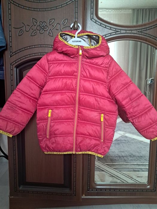 Продам осеннию куртку размер 110