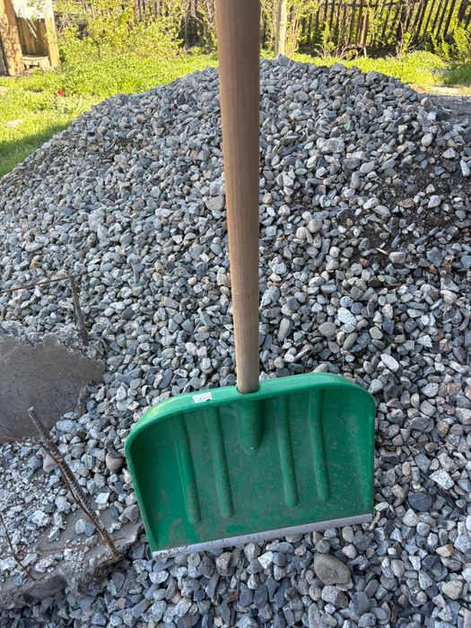 Лопаты вилы тяпки грабли