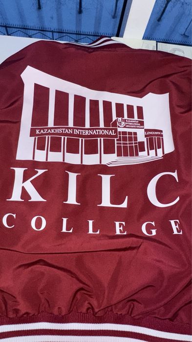 Продаю бомбер от колледжа