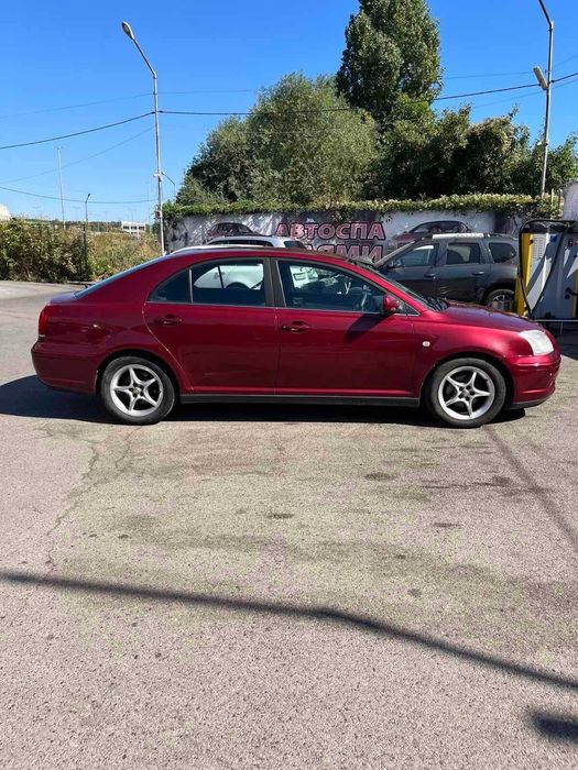 Toyota Avensis, 2004 година, бензин, в движение, цвят бордо
