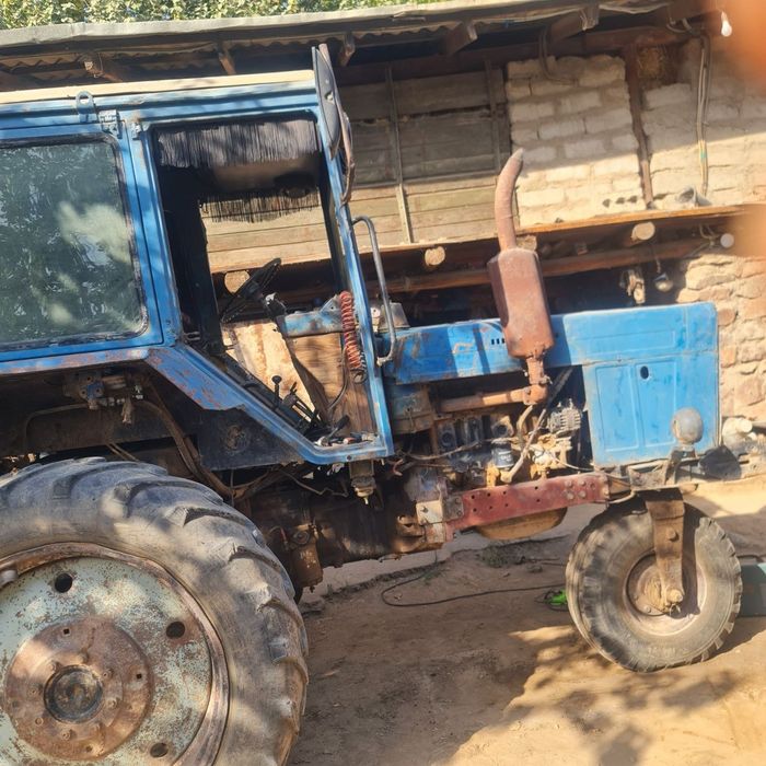 Traktor zo‘r qora mator zadni mos karopka gipayt xolatda ishga tayyor