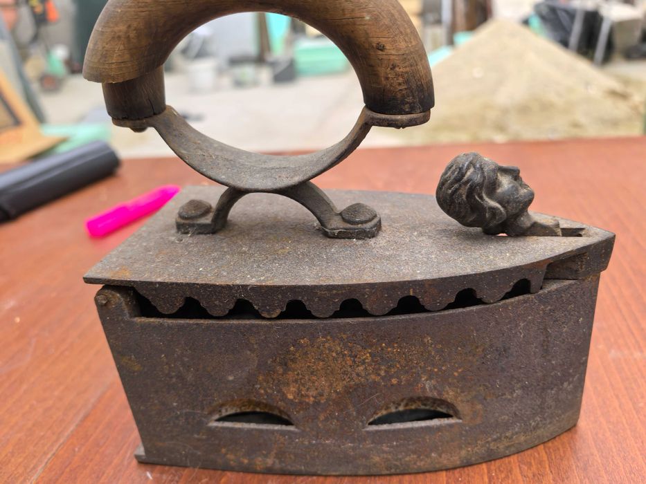 Продавам антика - ютия на въглища с изображение на глава