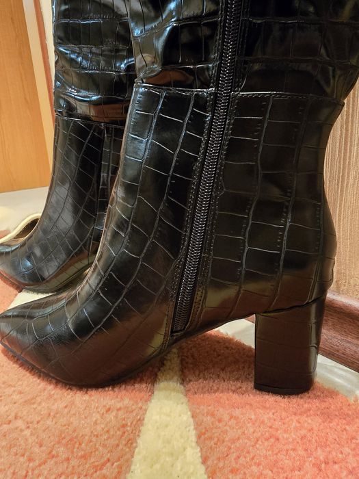 Дамски ботуши с дебел ток