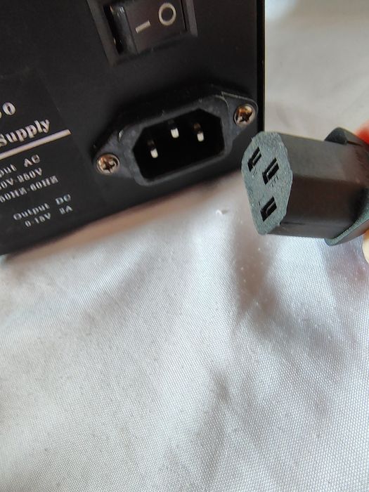 Aparat de tatuat cu pedală și sursa de alimentare