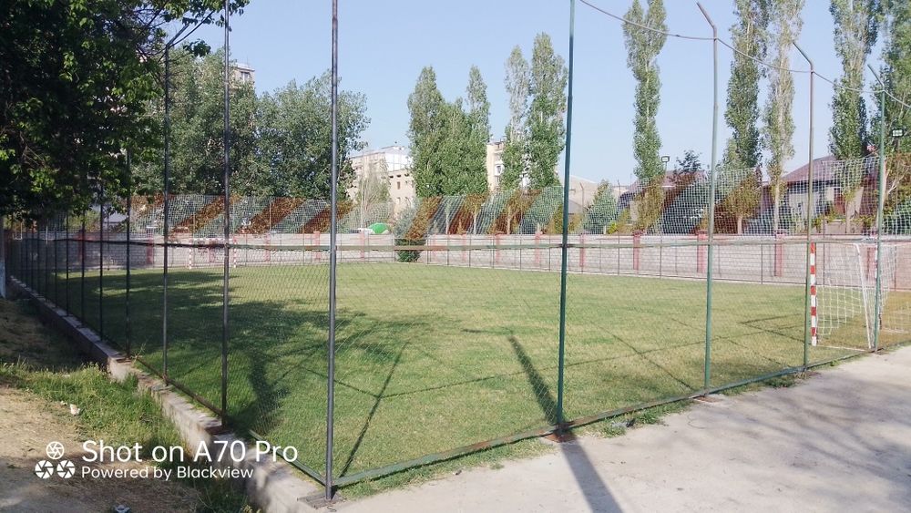 Футбольные поля в аренду с натуральной  и искусственной травой .