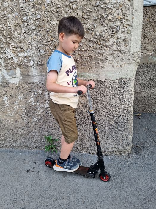 Продам самокат детский на 5-9 лет