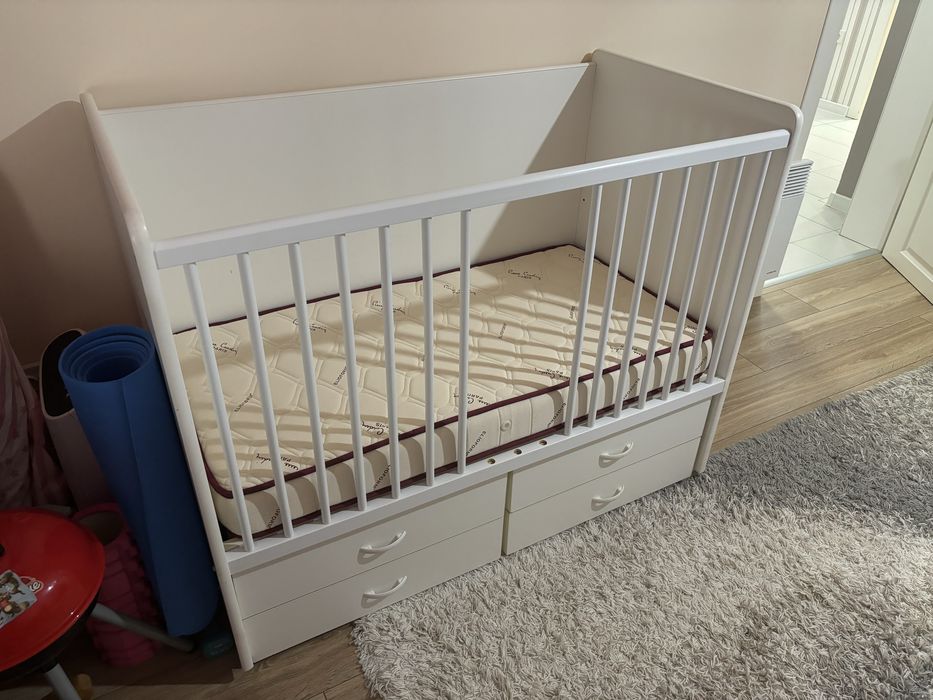 Детска кошара със скрин и повиеалник. Произведена в България