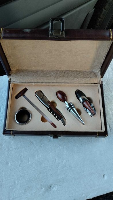 Асексоар за любители на вино и ножове