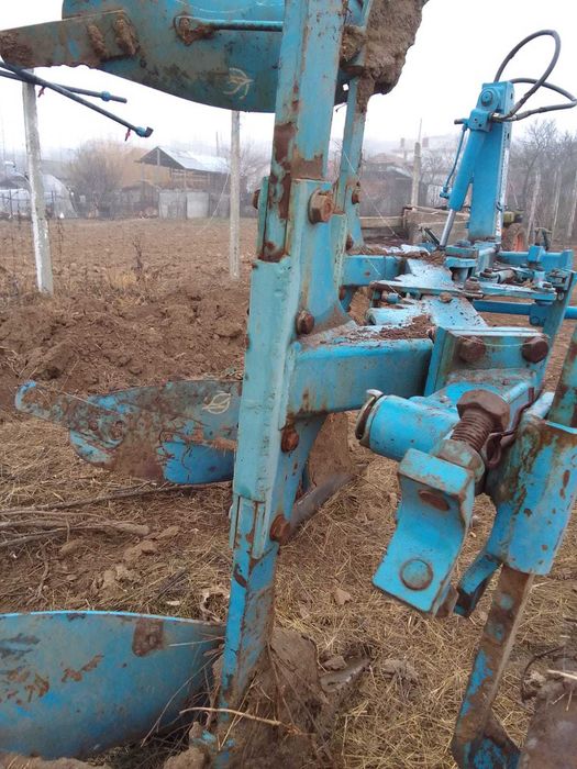 Vând plug lemken opal 80 reversibil 2 brazde foarte puțin folosit.