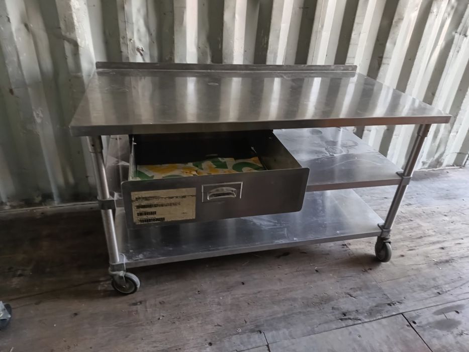 Vând masă de inox.