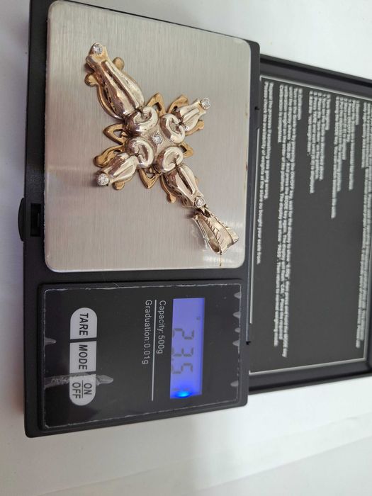 Единствен по рода си, уникален златен кръст с брилянти!