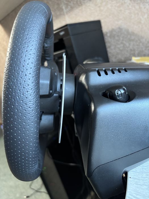 Игравой руль Logitech g29.торг уместен