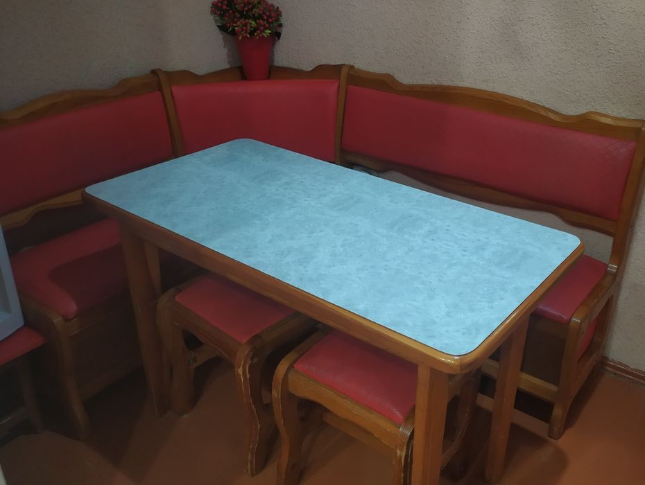 Продается кухонный стол уголок
