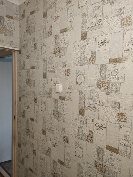 Рулон виниловых обоев.