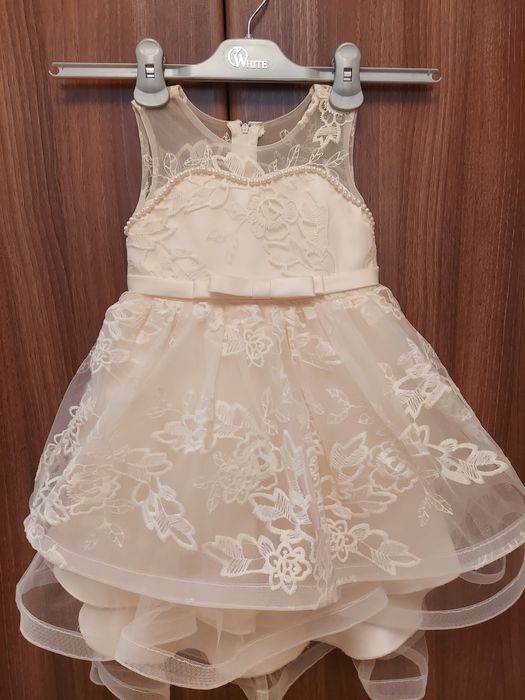 Нарядное платьюшко,   на 2-3,5-4-,5 лет