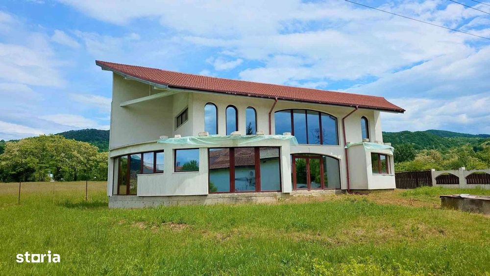 DE VÂNZARE! Proprietate Cu Arhitectură Unică Bunești Vâlcea 219.000 E