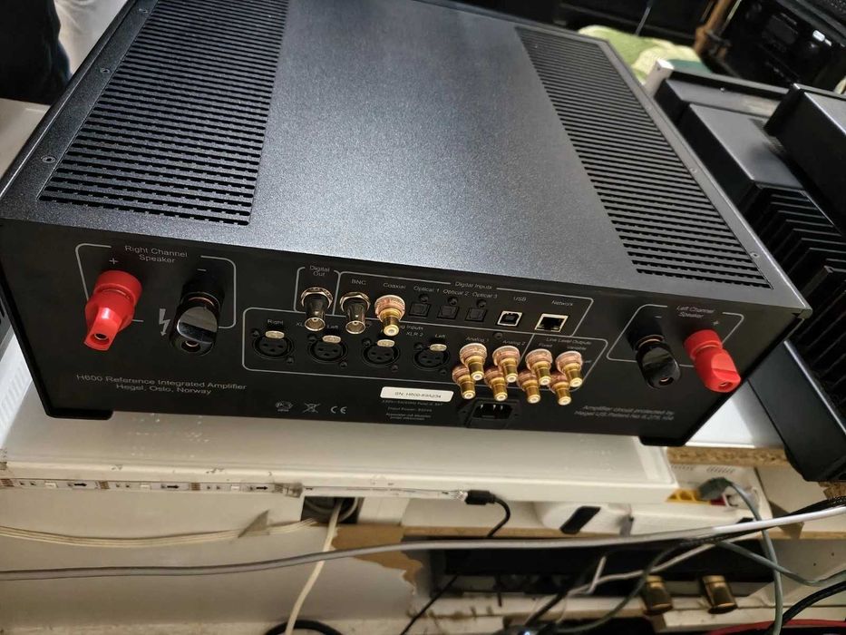 Интегриран усилвател Hegel H600 в ментова кутия