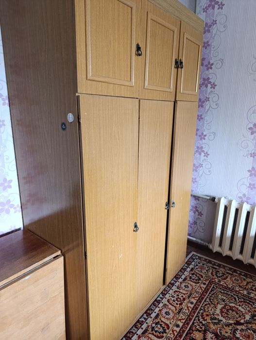 Шкаф трех дверный