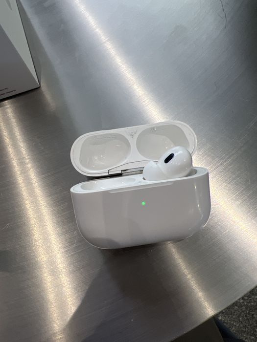 AirPods Pro 2 б/у (правый наушник, кейс)