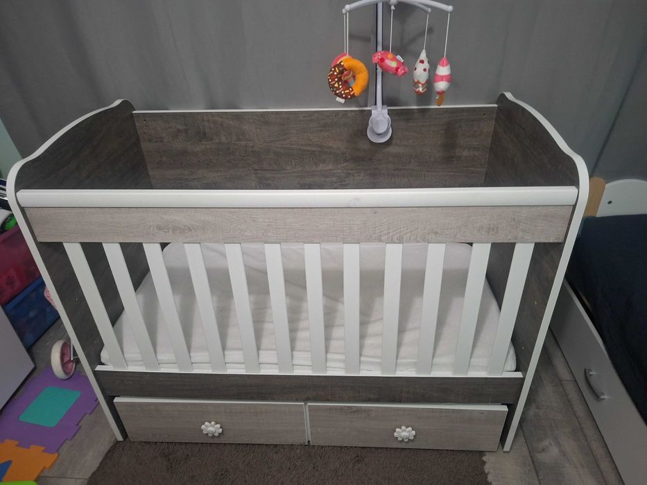 Детска кошара със люлеещ механизъм