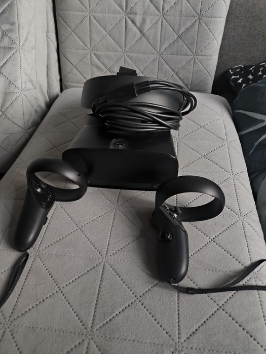 Продавам VR шлем Oculus Rift S + контролери