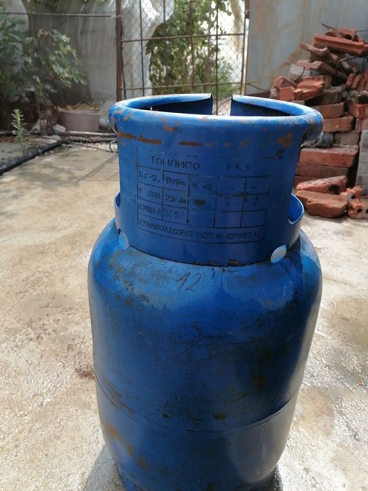 Продавам 2 броя бутилки за пропанбутан цена