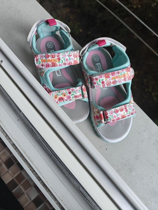 Vând sandalute primigi