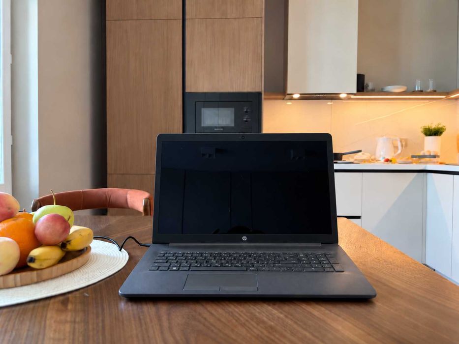 Ноутбук для офиса и учебы - HP 17.3 дюймов / 8GB / SSD