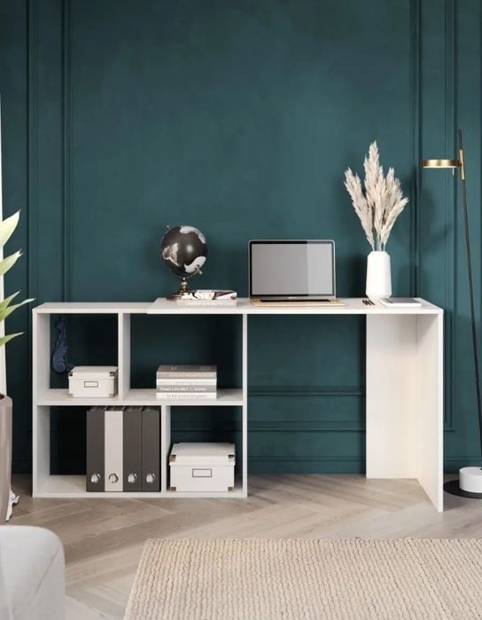 Kомпактный угловой рабочий стол с полками.