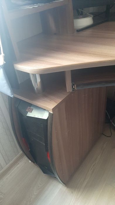 Продам компьютерный стол угловой