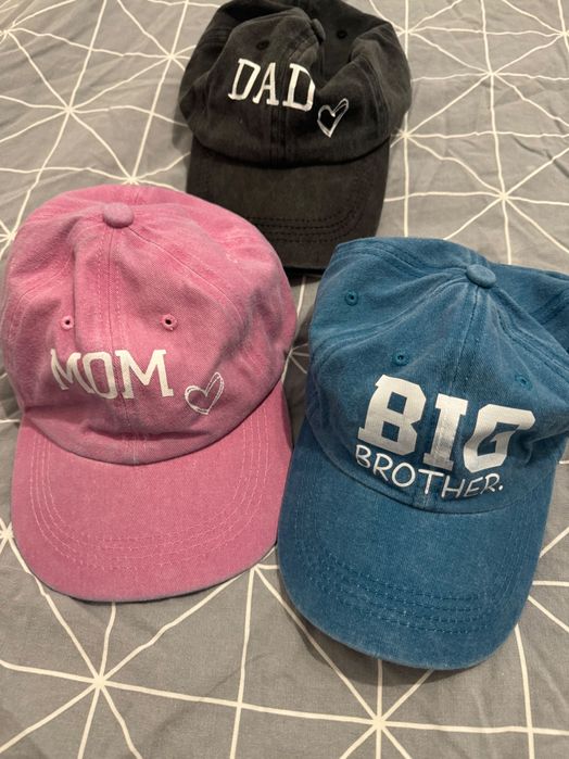 Шапки с козирка - мама, тати, голям брат