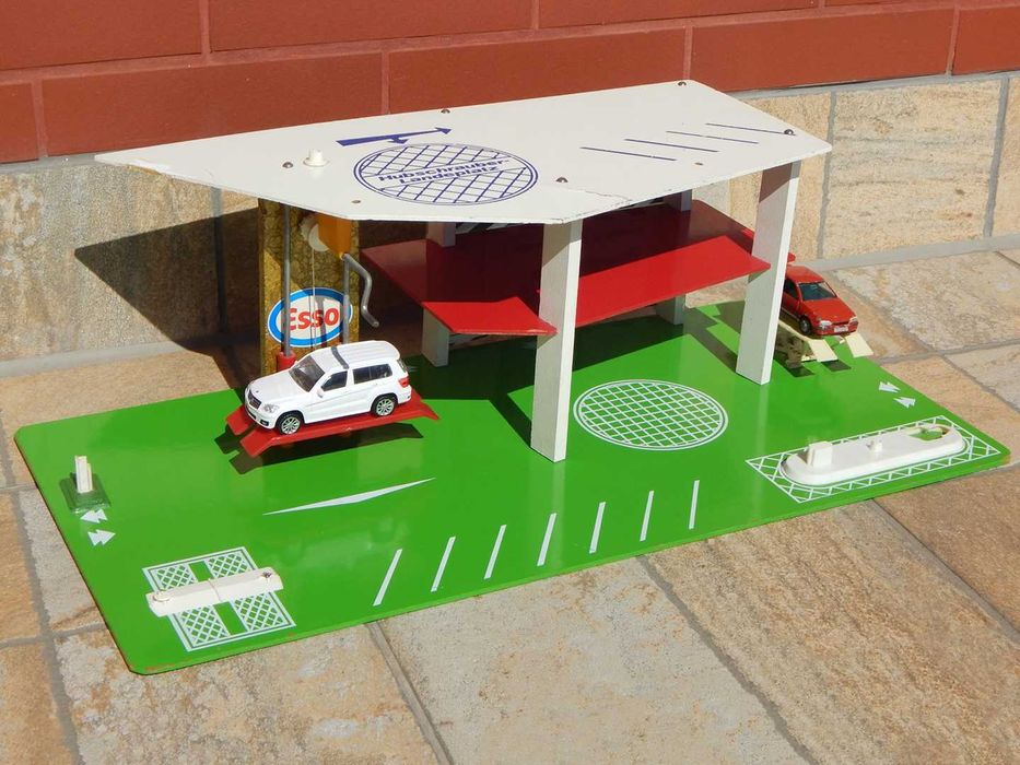 Macheta diorama service garaj cu 2 elevatoare, parcare si heliport