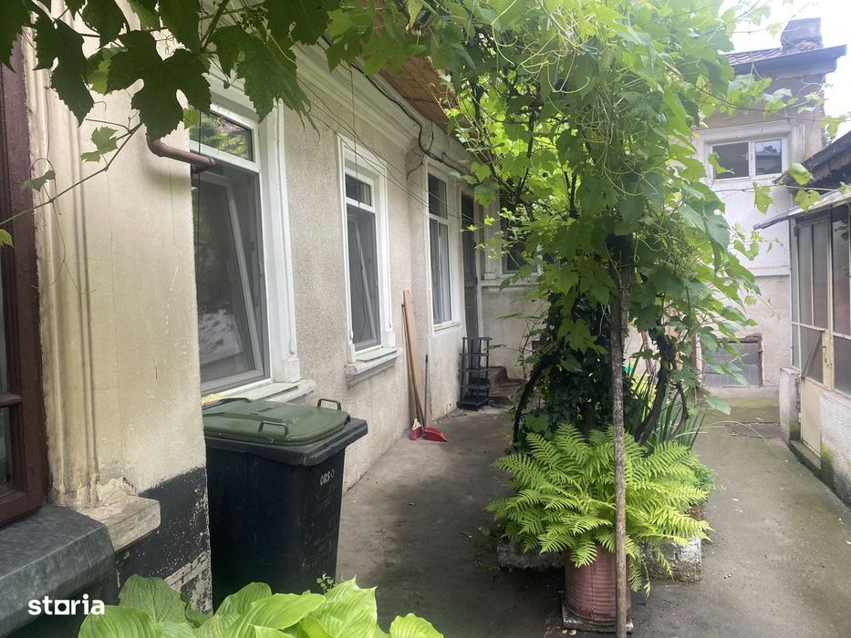 Vânzare casă cu 2 camere în curte comună cu vecini liniștiți