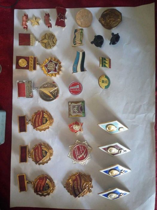 Продаю значки и брелки