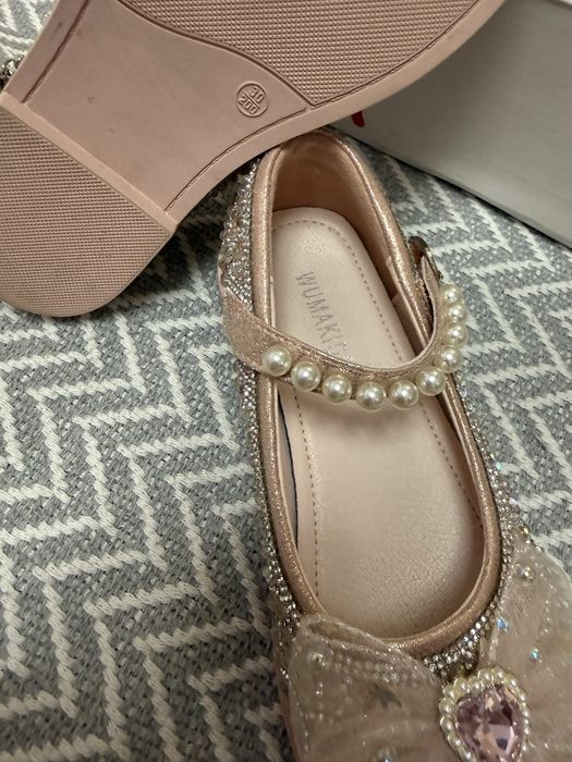 Продам красивые и удобные туфли на девочку