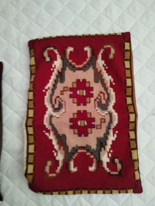 Față de perinița cusută manual și față de masă.