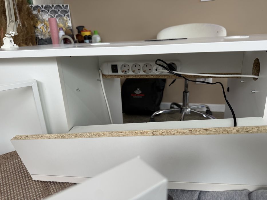 Birou manichiura cu aspirator incorporat