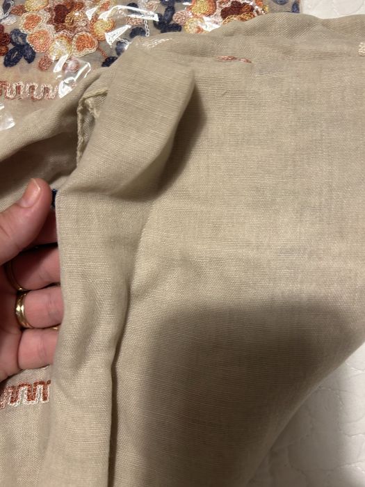 Vand esarfa in cu flori cusute manual