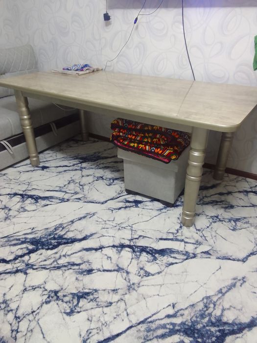 Стол сотилади катта