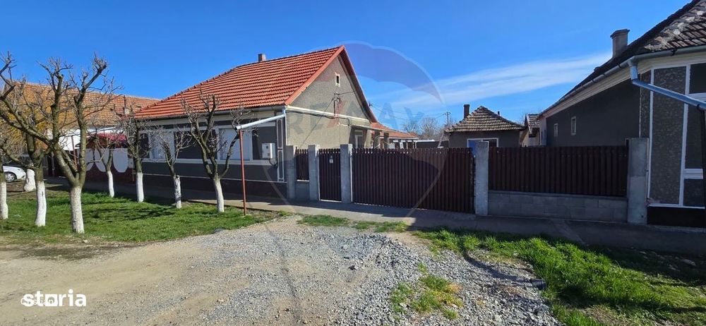 Casă cu anexă, livadă și panouri fotovoltaice