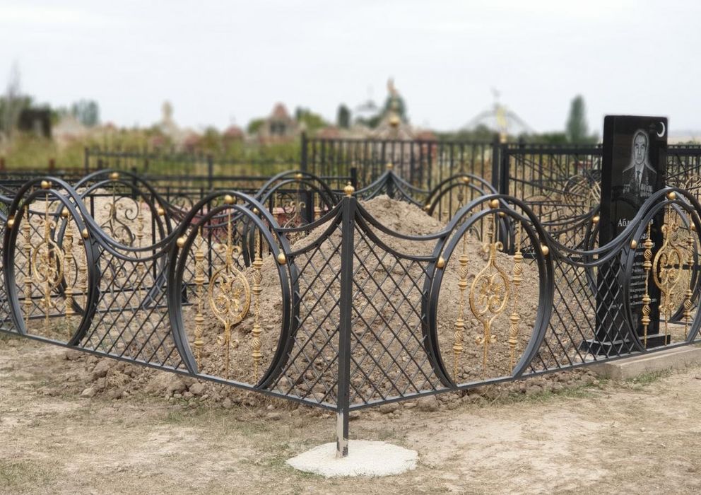 Ограды на кладбище