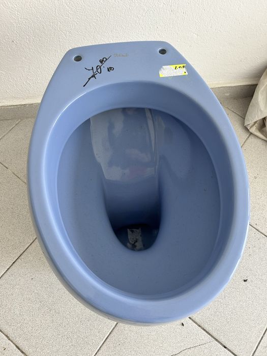 Тоалетна чиния с долно оттичане в син цвят