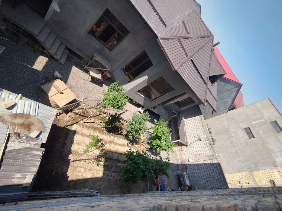 Участка сотилади Кум арикда 3 сотик 9 хона 2 каватли