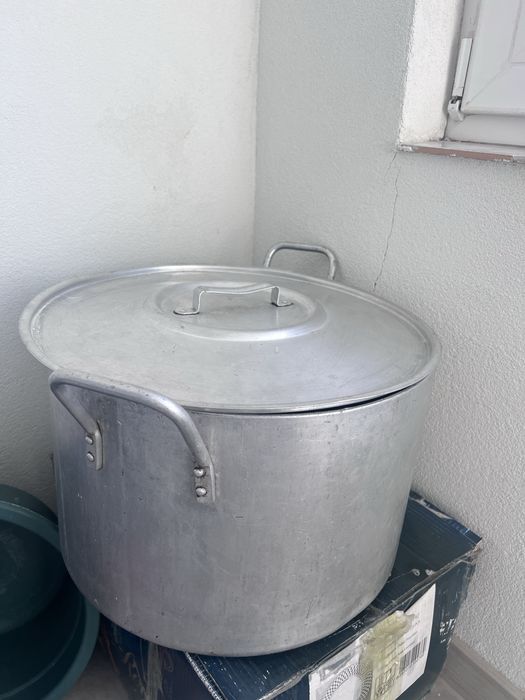 Большая алюминиевая кастрюля (бак) с крышкой.