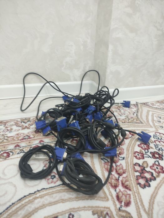 Шестнадцать кабелей VGA Б/У
