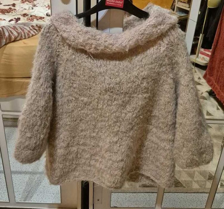 Pulover fluffy off shoulder Avenue Foch 36/38 gri roz cozy nou