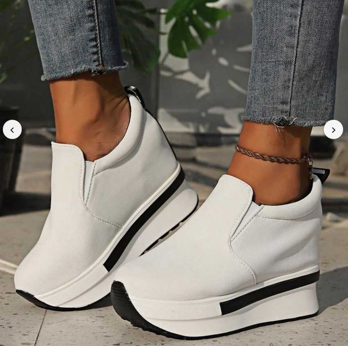 Леки пролетни бели маратонки на платформа