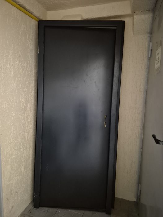 Железный заводской дверь