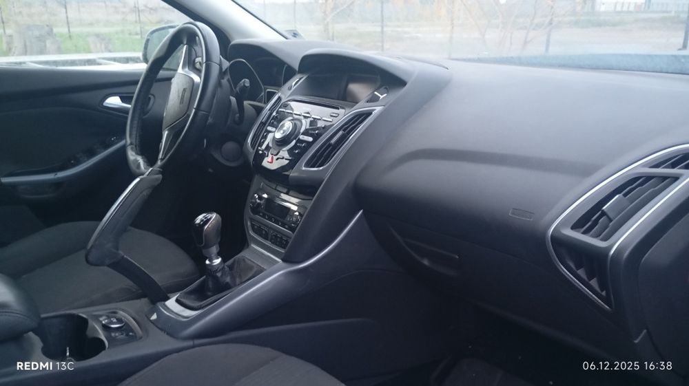 Dezmembrez Ford Focus Ghia 1.6 Tdci 2013